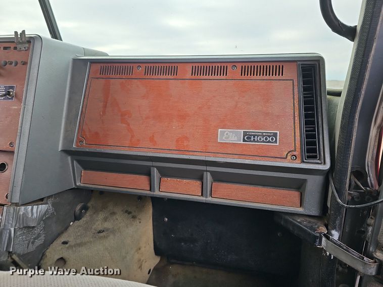 image for item DO4232 1991 Mack CH613  semi truck