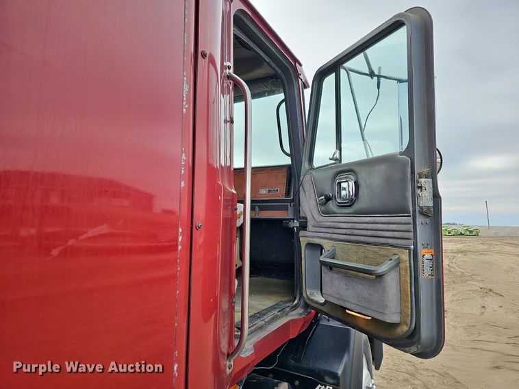 image for item DO4232 1991 Mack CH613  semi truck