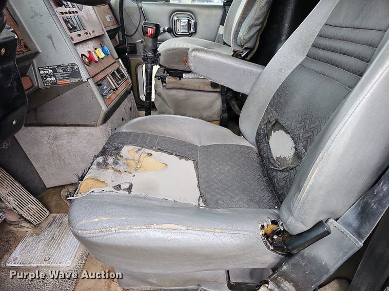 image for item DO4232 1991 Mack CH613  semi truck