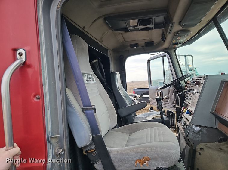 image for item DO4232 1991 Mack CH613  semi truck