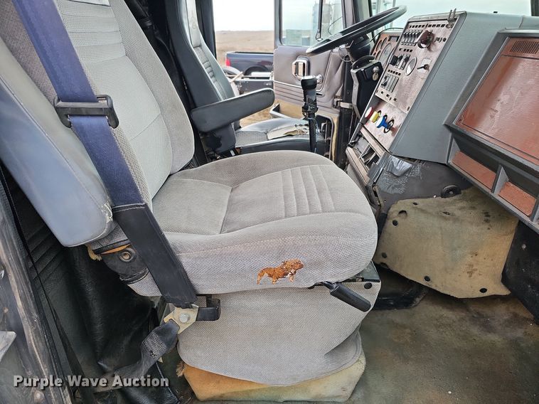 image for item DO4232 1991 Mack CH613  semi truck