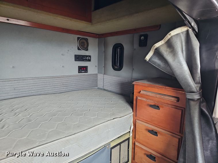 image for item DO4232 1991 Mack CH613  semi truck