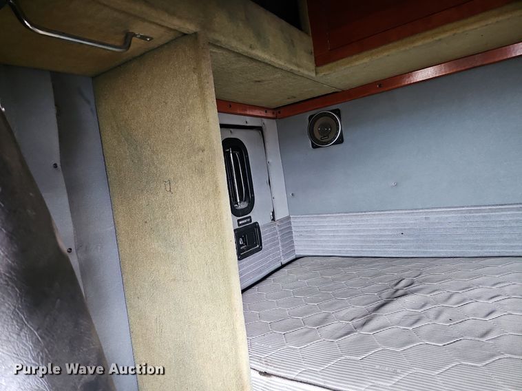 image for item DO4232 1991 Mack CH613  semi truck