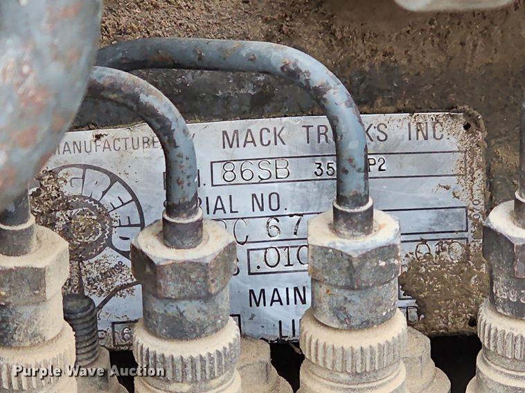 image for item DO4232 1991 Mack CH613  semi truck