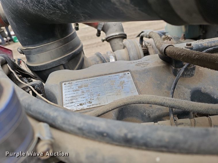 image for item DO4232 1991 Mack CH613  semi truck