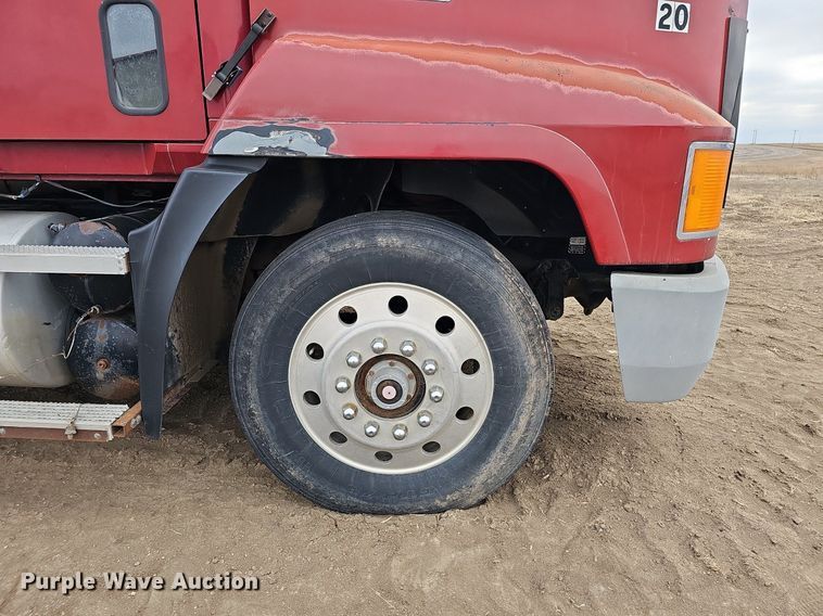 image for item DO4232 1991 Mack CH613  semi truck