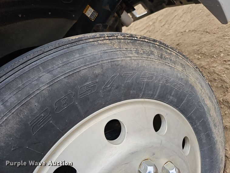 image for item DO4232 1991 Mack CH613  semi truck