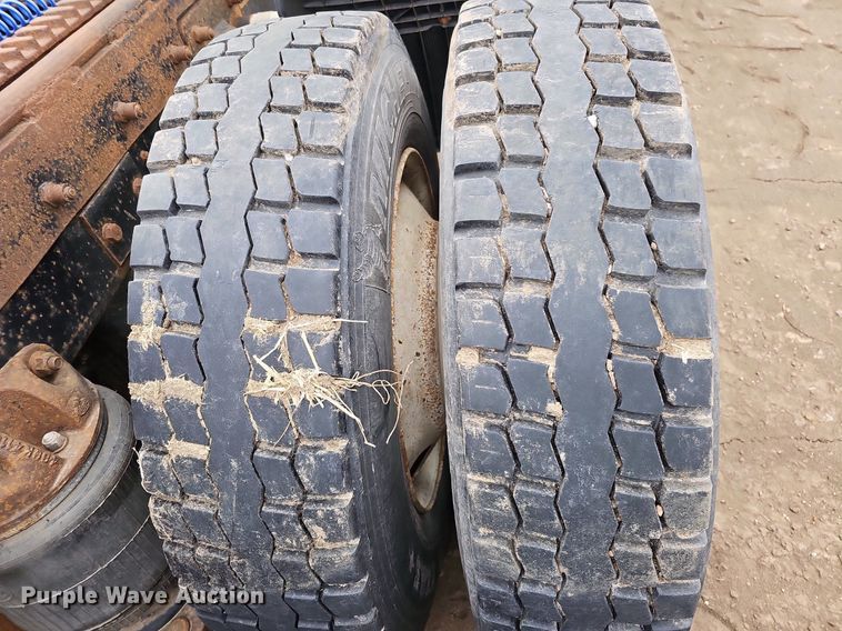 image for item DO4232 1991 Mack CH613  semi truck