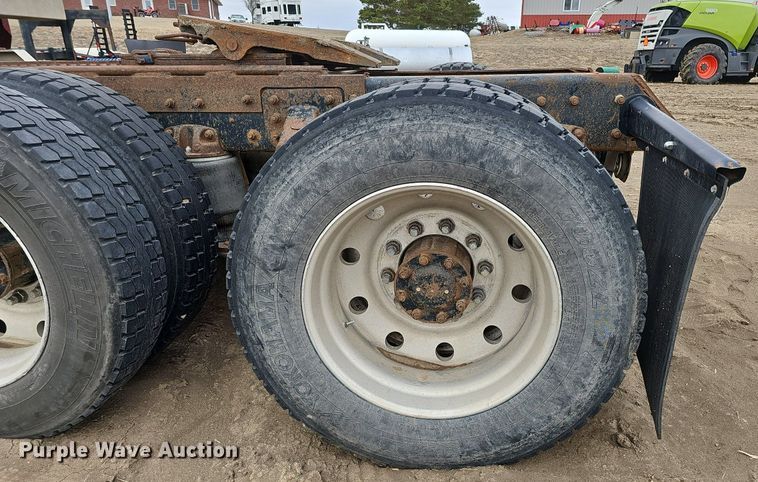 image for item DO4232 1991 Mack CH613  semi truck