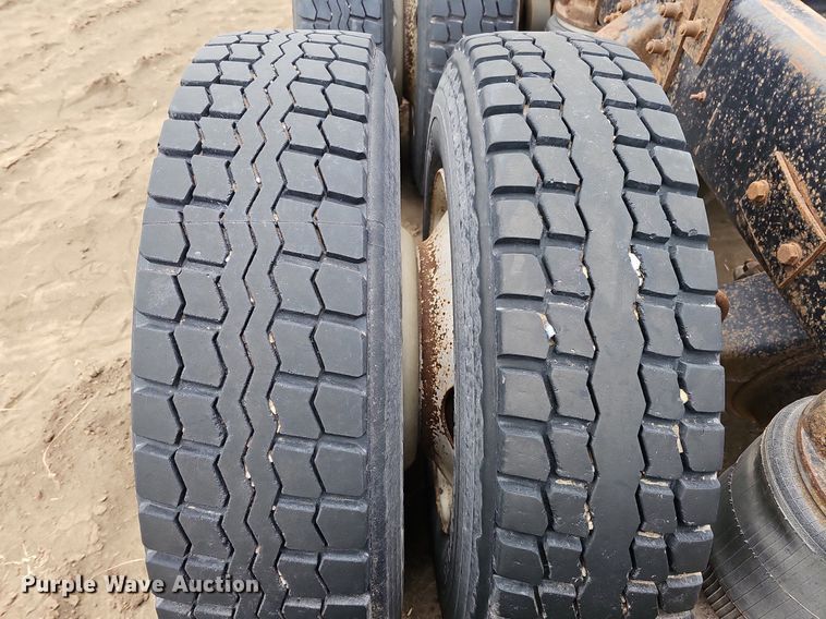 image for item DO4232 1991 Mack CH613  semi truck