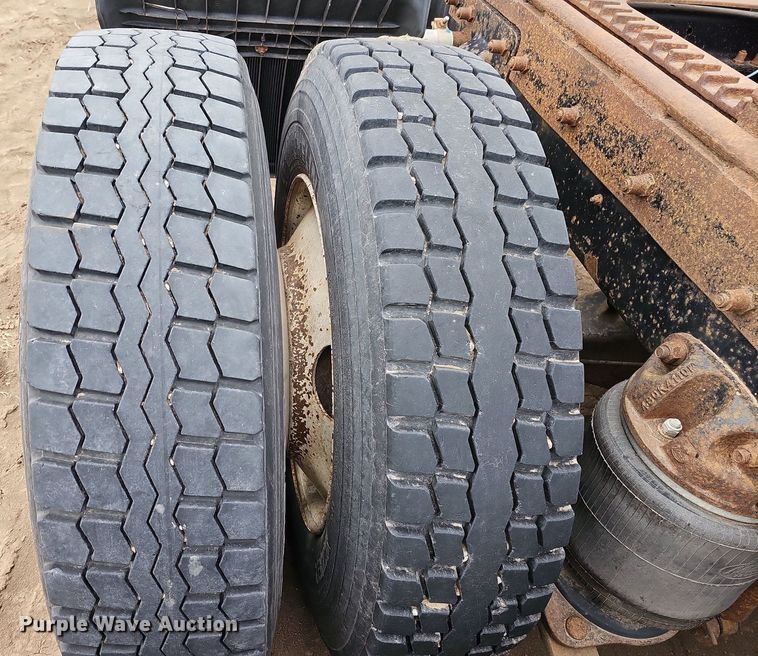 image for item DO4232 1991 Mack CH613  semi truck