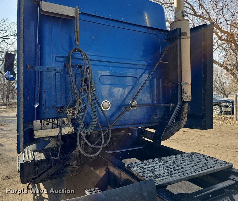 image for item DO4278 1996 Volvo Aero WIA  semi truck