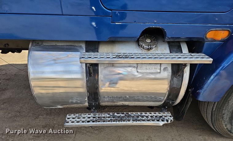 image for item DO4278 1996 Volvo Aero WIA  semi truck