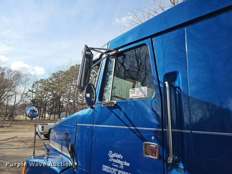 image for item DO4278 1996 Volvo Aero WIA  semi truck