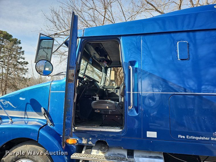 image for item DO4278 1996 Volvo Aero WIA  semi truck