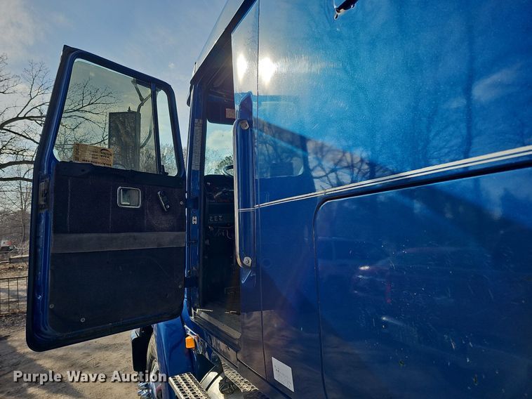 image for item DO4278 1996 Volvo Aero WIA  semi truck