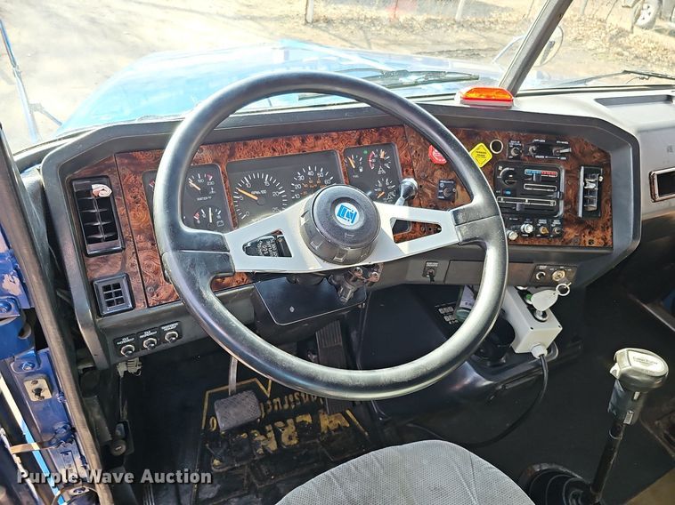 image for item DO4278 1996 Volvo Aero WIA  semi truck