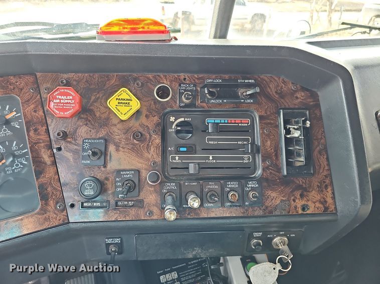 image for item DO4278 1996 Volvo Aero WIA  semi truck