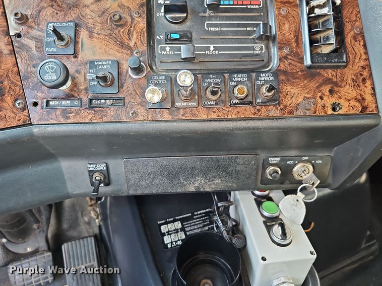 image for item DO4278 1996 Volvo Aero WIA  semi truck