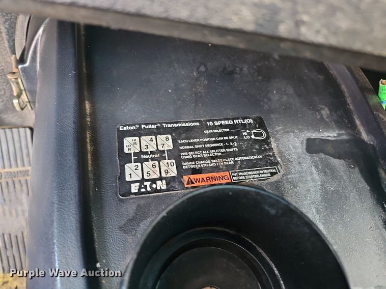 image for item DO4278 1996 Volvo Aero WIA  semi truck