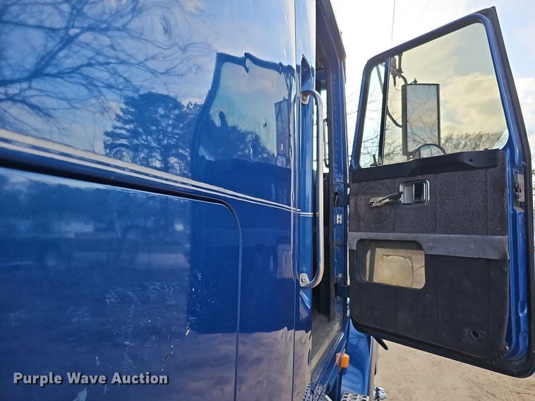 image for item DO4278 1996 Volvo Aero WIA  semi truck