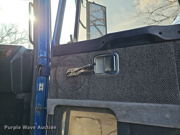 image for item DO4278 1996 Volvo Aero WIA  semi truck