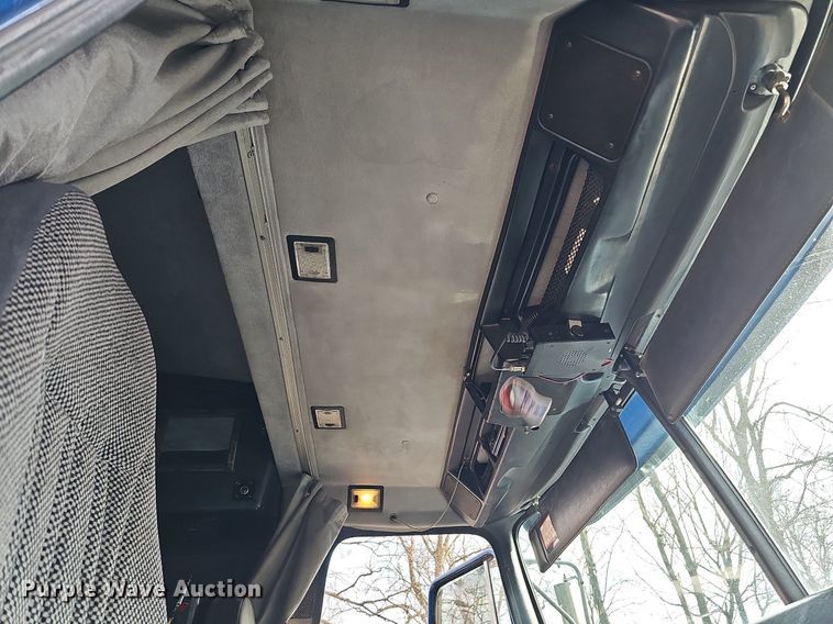 image for item DO4278 1996 Volvo Aero WIA  semi truck