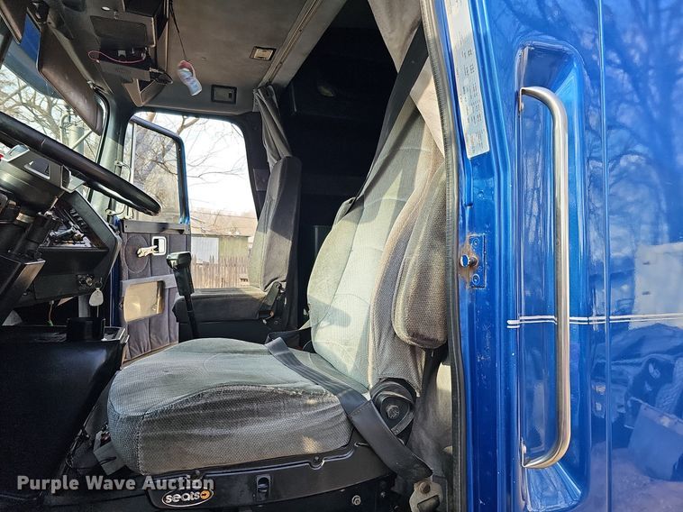 image for item DO4278 1996 Volvo Aero WIA  semi truck