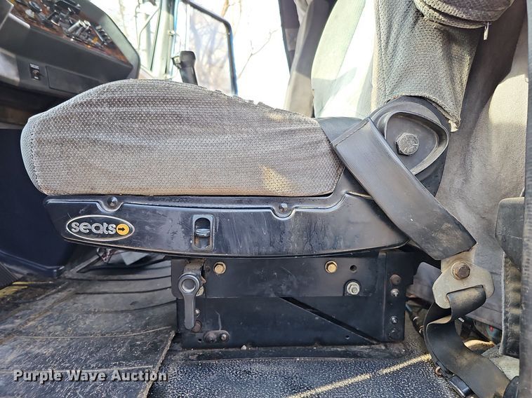 image for item DO4278 1996 Volvo Aero WIA  semi truck