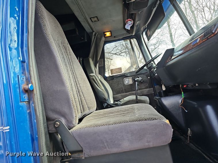 image for item DO4278 1996 Volvo Aero WIA  semi truck