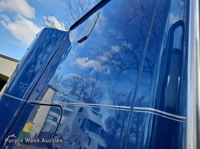 image for item DO4278 1996 Volvo Aero WIA  semi truck