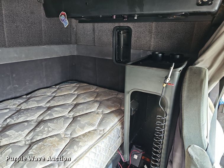 image for item DO4278 1996 Volvo Aero WIA  semi truck