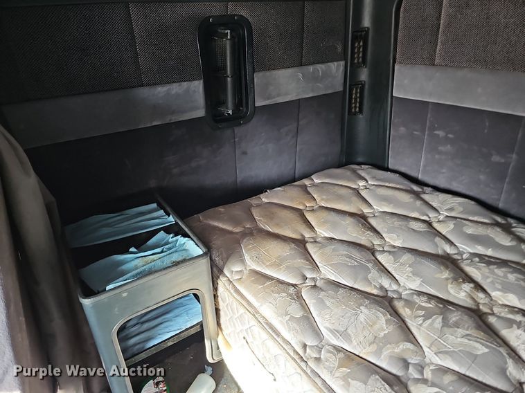 image for item DO4278 1996 Volvo Aero WIA  semi truck