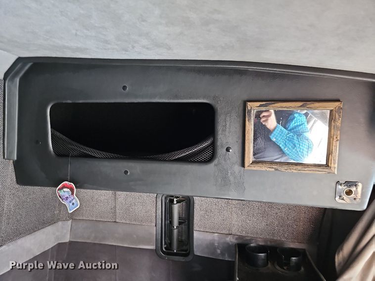 image for item DO4278 1996 Volvo Aero WIA  semi truck