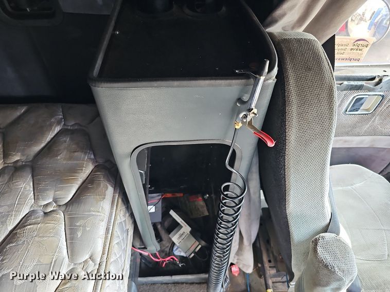 image for item DO4278 1996 Volvo Aero WIA  semi truck