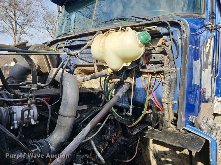 image for item DO4278 1996 Volvo Aero WIA  semi truck