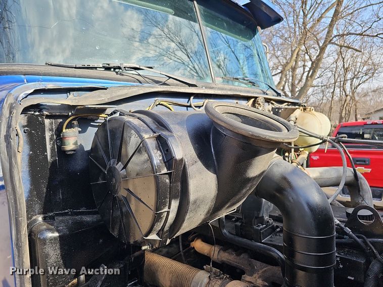 image for item DO4278 1996 Volvo Aero WIA  semi truck