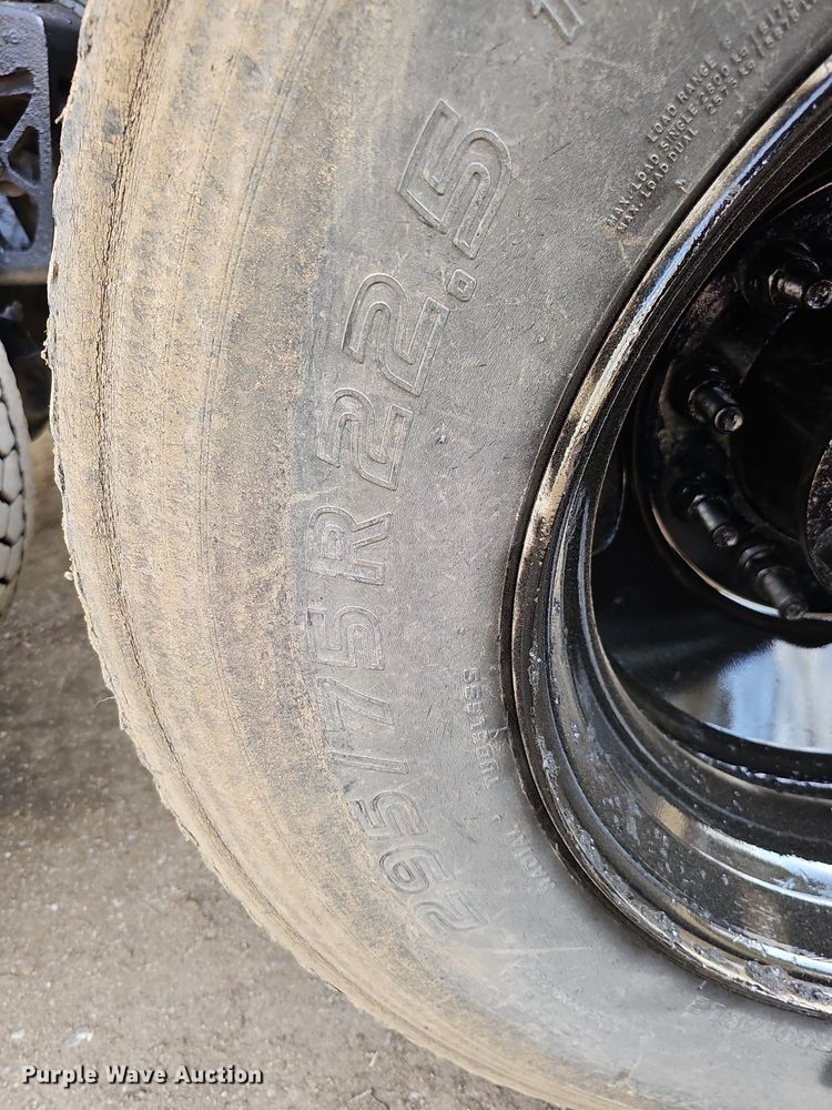 image for item DO4278 1996 Volvo Aero WIA  semi truck