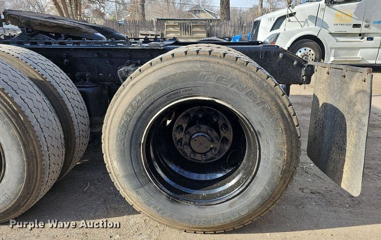 image for item DO4278 1996 Volvo Aero WIA  semi truck