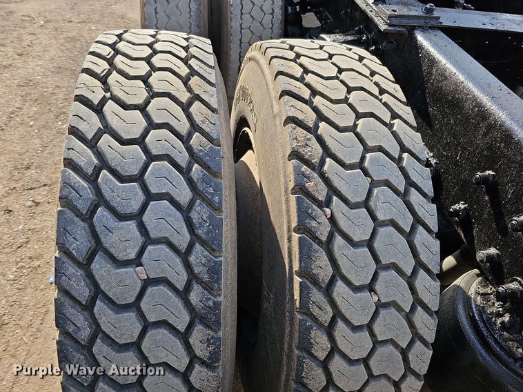 image for item DO4278 1996 Volvo Aero WIA  semi truck