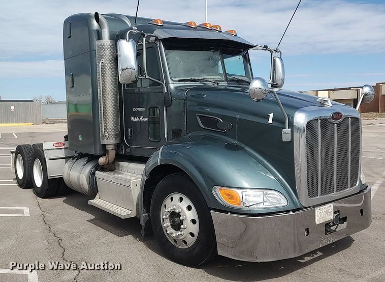 image for item DQ0353 2013 Peterbilt 384  semi truck