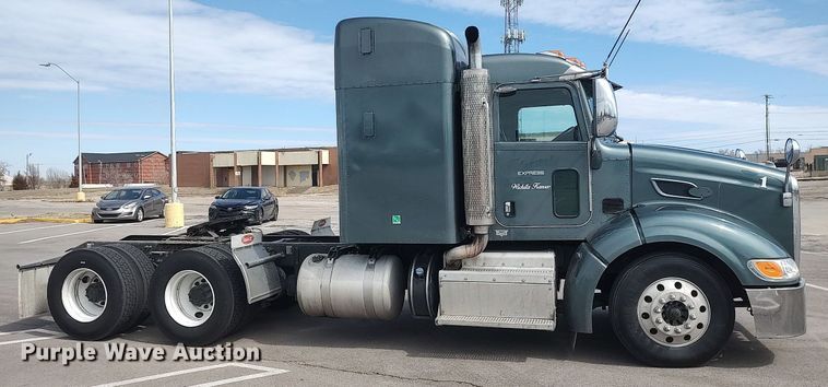 image for item DQ0353 2013 Peterbilt 384  semi truck