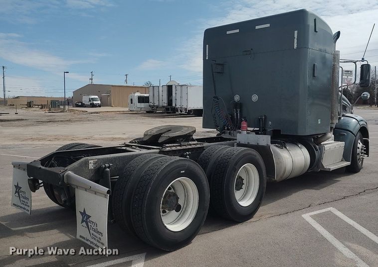 image for item DQ0353 2013 Peterbilt 384  semi truck
