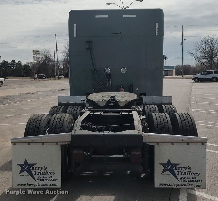 image for item DQ0353 2013 Peterbilt 384  semi truck