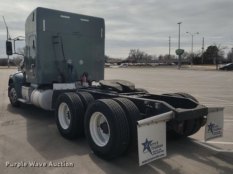 image for item DQ0353 2013 Peterbilt 384  semi truck