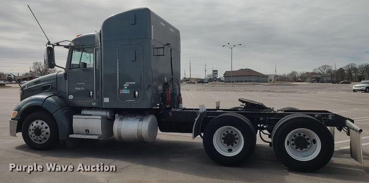 image for item DQ0353 2013 Peterbilt 384  semi truck