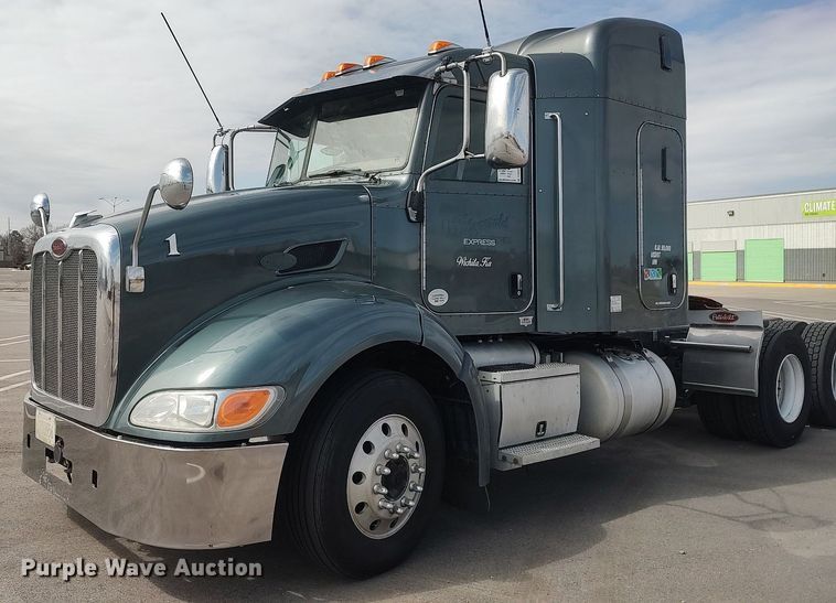 image for item DQ0353 2013 Peterbilt 384  semi truck
