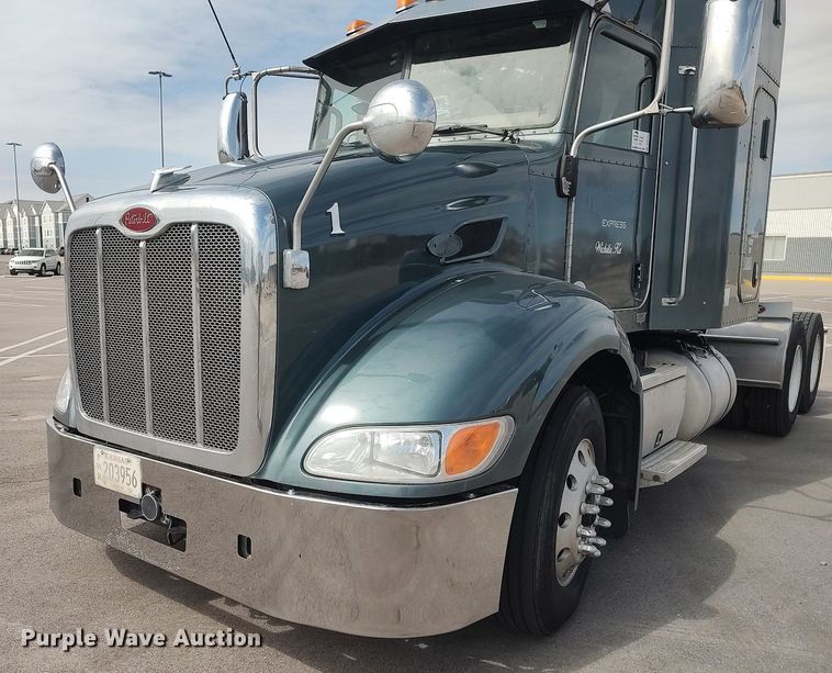 image for item DQ0353 2013 Peterbilt 384  semi truck