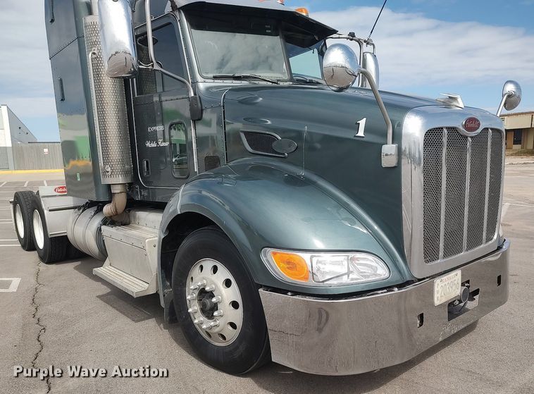 image for item DQ0353 2013 Peterbilt 384  semi truck