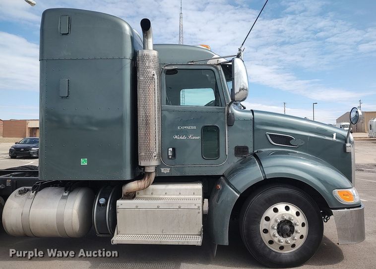 image for item DQ0353 2013 Peterbilt 384  semi truck